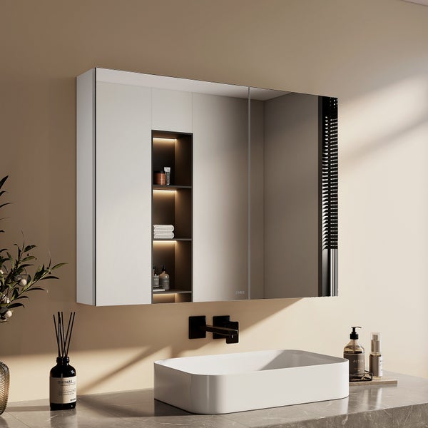 Heller, moderner Badezimmer-Spiegelschrank mit beleuchteten offenen Regalfächern über einem weißen Aufsatzwaschbecken. EMKE Logo.