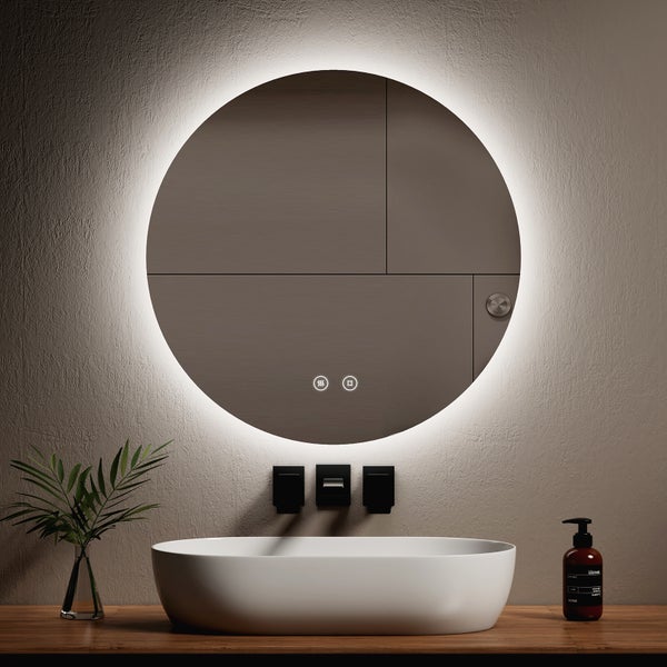 Runder LED-Badspiegel mit Hintergrundbeleuchtung über einem weißen Aufsatzwaschbecken und schwarzer Armatur auf einer Holzplatte.