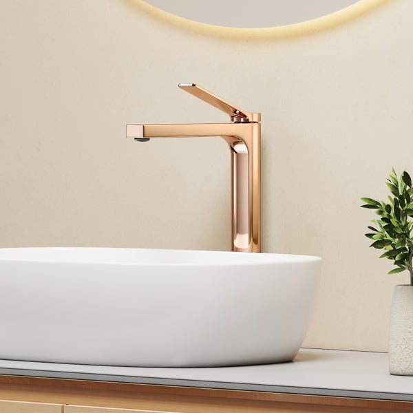 Waschtischarmatur in Badezimmer mit Waschbecken und Pflanze