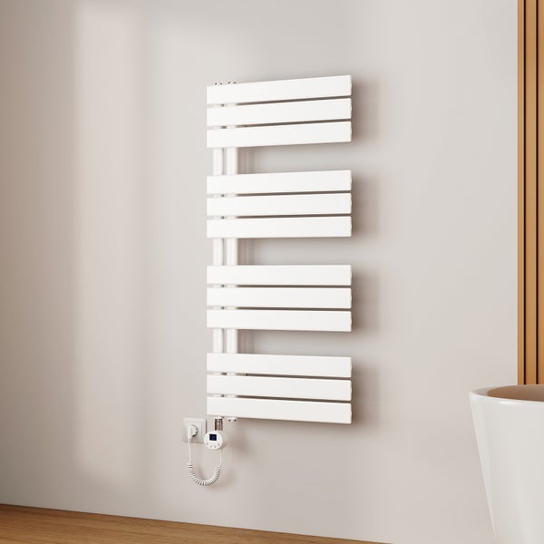 Weißer Handtuchwärmer an der Wand im Badezimmer