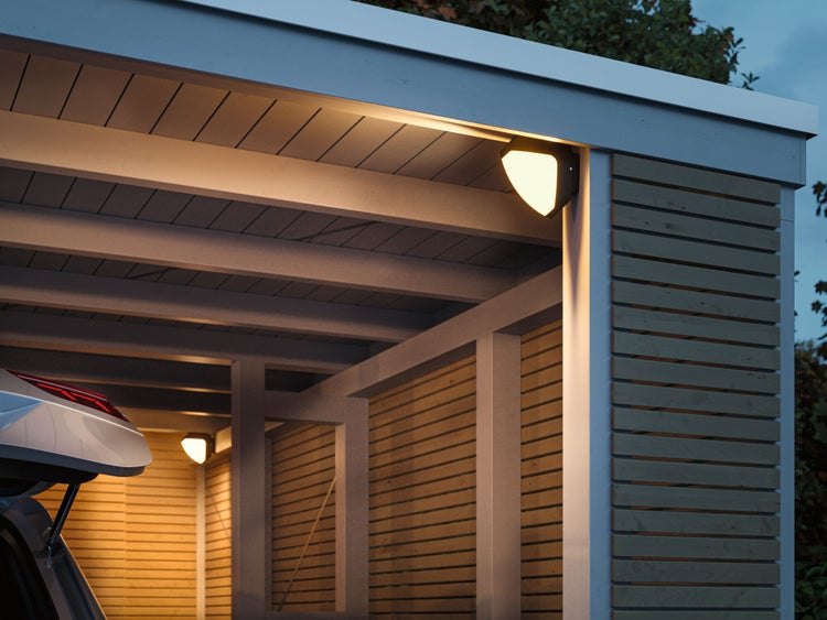 Beleuchteter Carport mit Auto und Außenleuchten