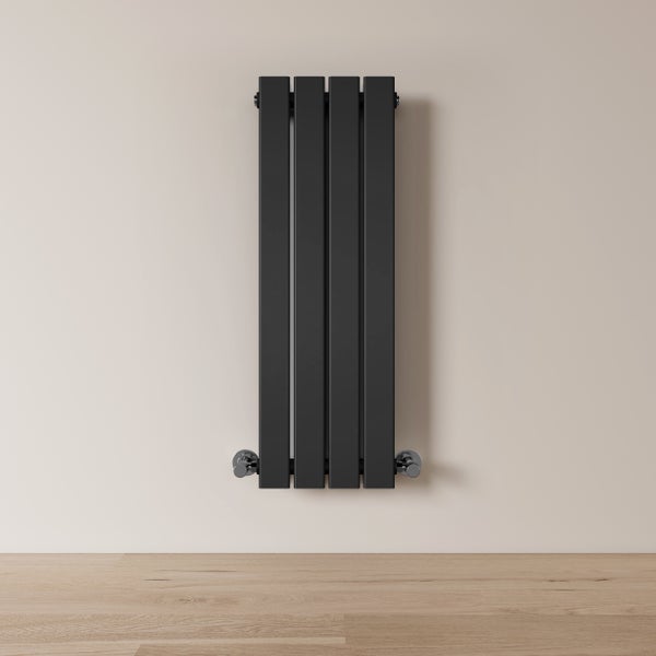 Schwarzer Heizkörper an der Wand montiert