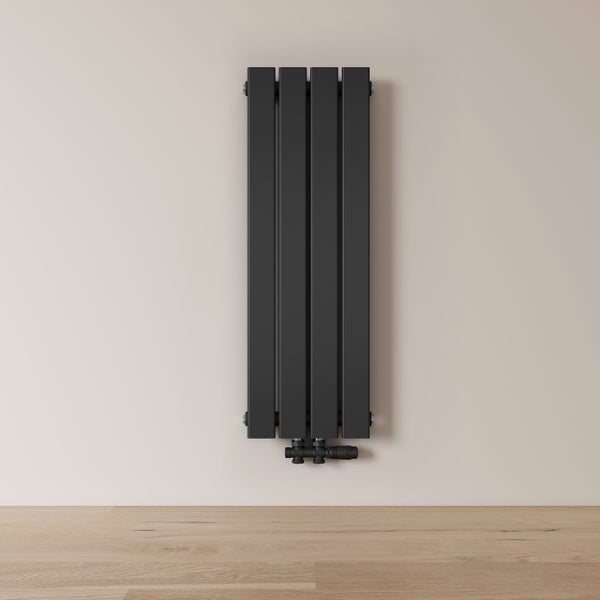 Schwarzer Heizkörper vor einer Wand