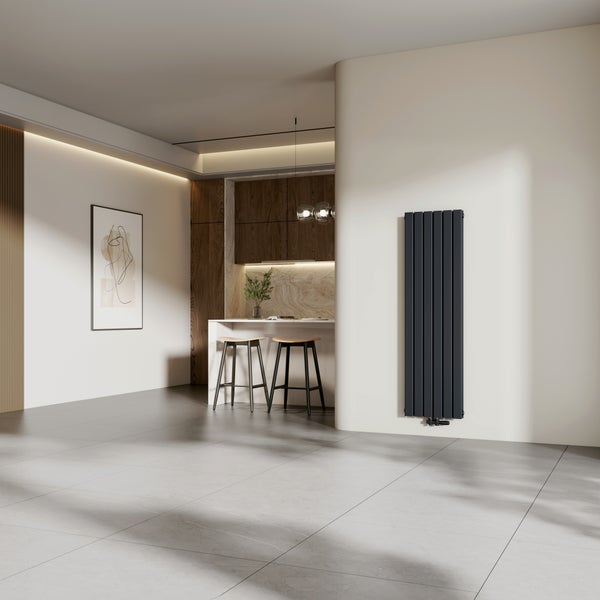 Modernes Interieur mit Heizkörper, Barhockern und Kücheninsel