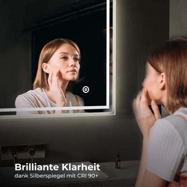 Frau vor einem rechteckigen LED Badspiegel