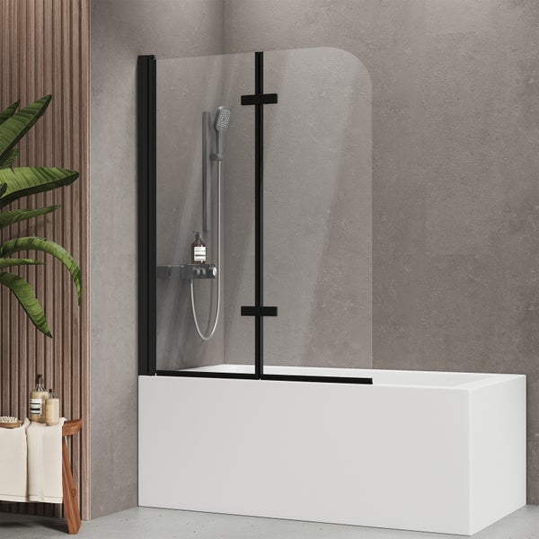 Zweiteiliger Badewannenaufsatz aus Glas mit schwarzen Profilen und Scharnieren auf einer weißen Badewanne in einem modernen Badezimmer.