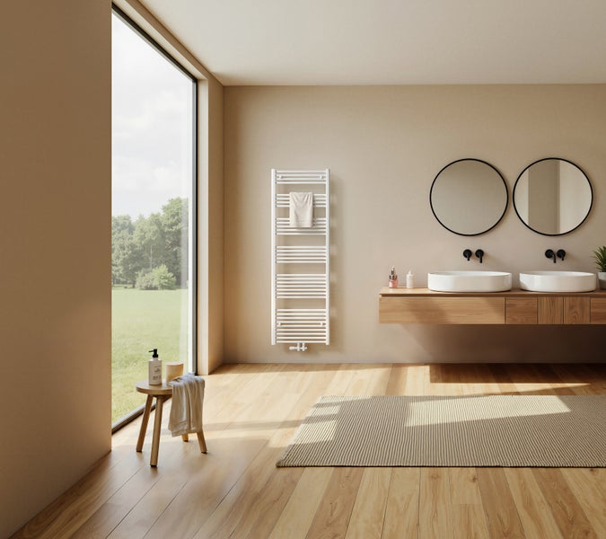 Modernes Badezimmer mit Doppelwaschtisch aus Holz, runden Spiegeln, Handtuchheizkörper und großem Fenster mit Blick in den Garten.