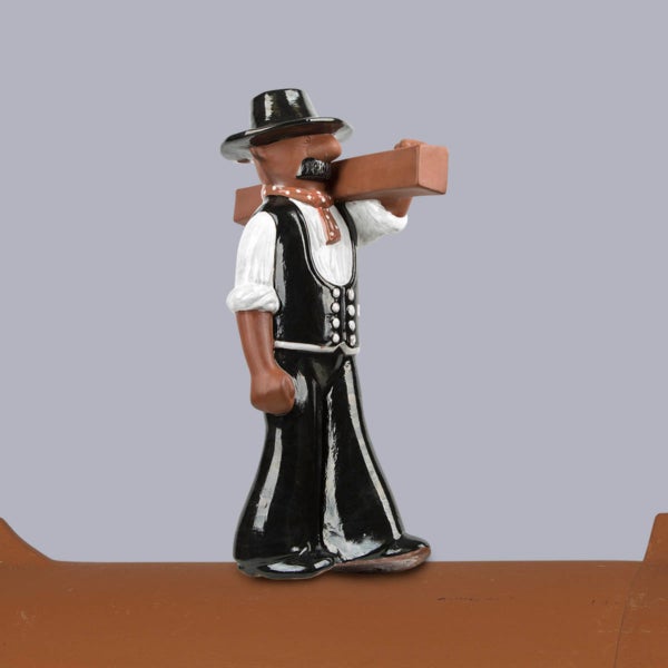 Firstfigur Zimmermann mit Holzbalken auf der Schulter aus Keramik.