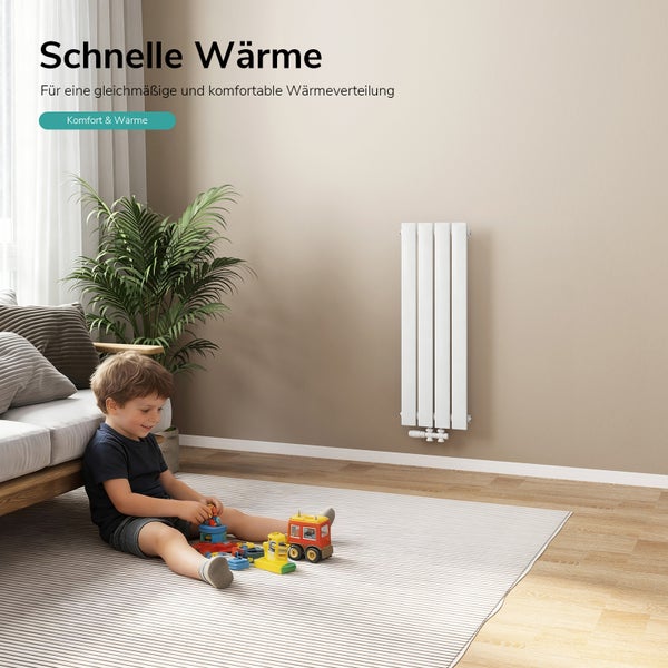 Wohnzimmer mit Kind spielt auf Teppich und vertikalem Designheizkörper an der Wand für komfortable Wärme.
