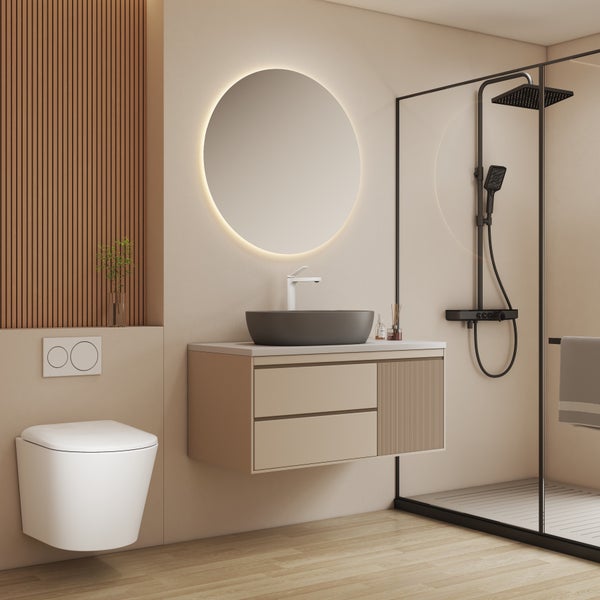 Modernes Badezimmer mit wandhängendem WC, Waschtischunterschrank, Aufsatzwaschbecken, beleuchtetem Spiegel und einer Duschkabine mit Regendusche.