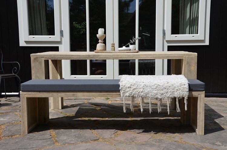 Holzbankgruppe mit Kissen und Dekoration für den Außenbereich