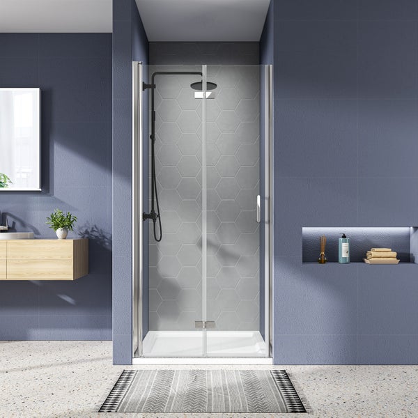 Modernes Badezimmer mit einer Glas-Duschkabine, Armatur, Wandfliesen in Sechseckform, einem Waschtisch aus Holz und strukturierten Wänden.