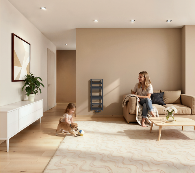 Wohnzimmer mit Heizkörper, Sofa, Tisch, Teppich, Kommode, Zimmerpflanze, Frau, Kind und Hund