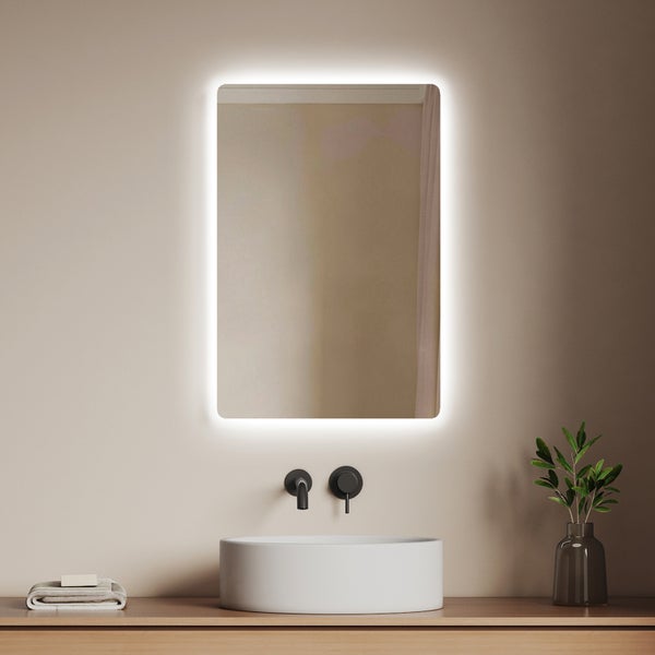 Badezimmer mit beleuchtetem Spiegel, Aufsatzwaschbecken und Armatur