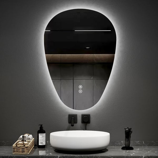 Modernes Badezimmer mit beleuchtetem ovalem LED-Spiegel, weißem Aufsatzwaschbecken und schwarzer Wandarmatur auf dunklem Waschtisch.