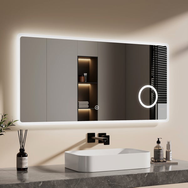 Modernes Badezimmer mit großem rechteckigem LED-Spiegel, abgerundeten Ecken, Kosmetikspiegel und weißem Aufsatzwaschbecken mit schwarzer Wandarmatur.