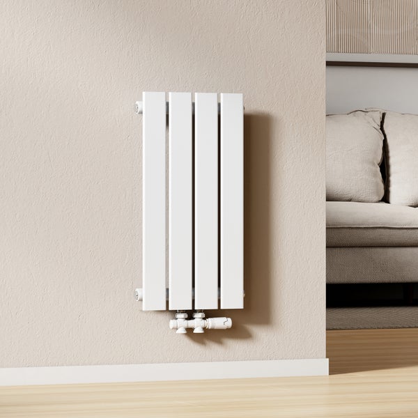 Weißer Heizkörper an der Wand