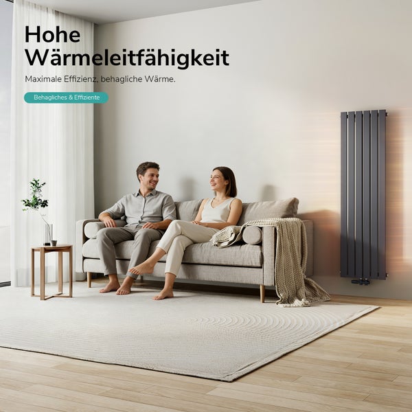 Wohnzimmer mit Heizkörper, Sofa und Paar für hohe Wärmeleitfähigkeit
