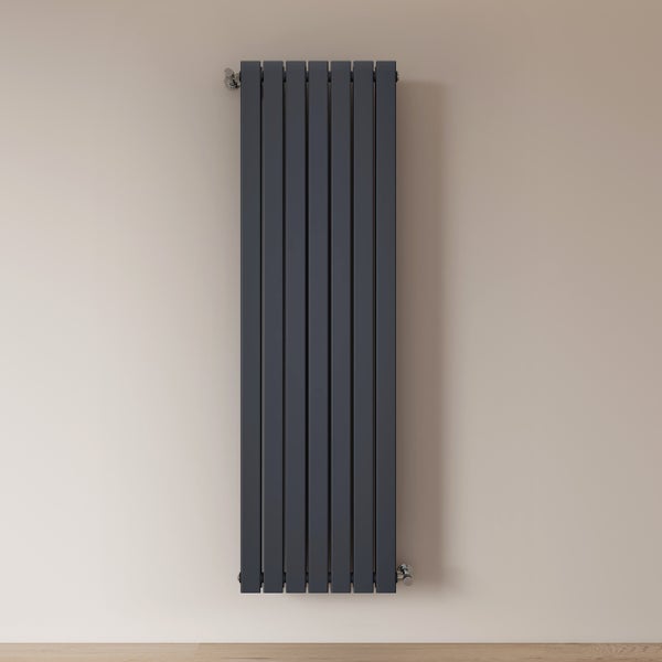 Vertikaler Heizkörper in einem hellen Schlafzimmer