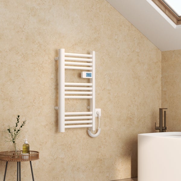 Weißer Handtuchwärmer mit digitaler Anzeige im Badezimmer.