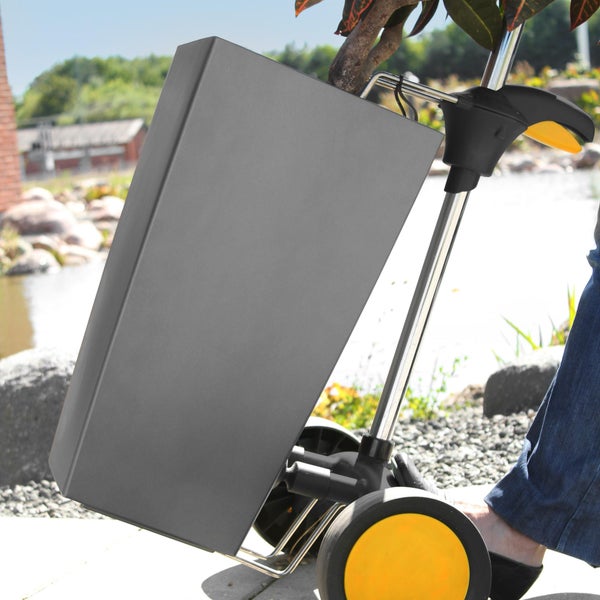 Grauer Pflanzkasten auf Transportwagen im Garten