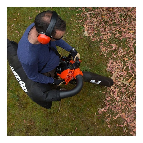 Mann mit Gehörschutz bedient einen Laubsauger der Marke Echo im Garten.