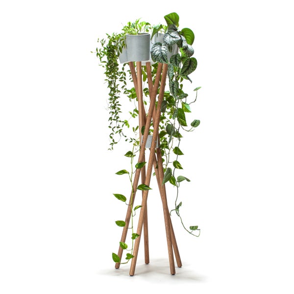 Pflanzenständer aus Holz mit drei Betonblumentöpfen und hängenden Grünpflanzen
