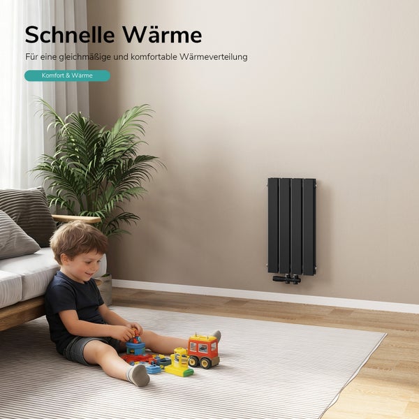 Ein Kind spielt im Wohnzimmer vor einem modernen Designheizkörper an der Wand, der für schnelle und gleichmäßige Wärme sorgt.