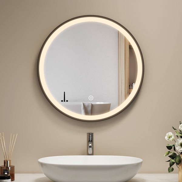 Runder Badezimmerspiegel mit integrierter LED Beleuchtung und Touch Sensor über einem Aufsatzwaschbecken in einem modernen Badezimmer.