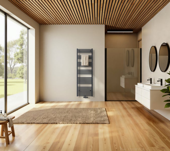 Modernes Badezimmer mit Handtuchwärmer, Waschtisch und großem Fenster