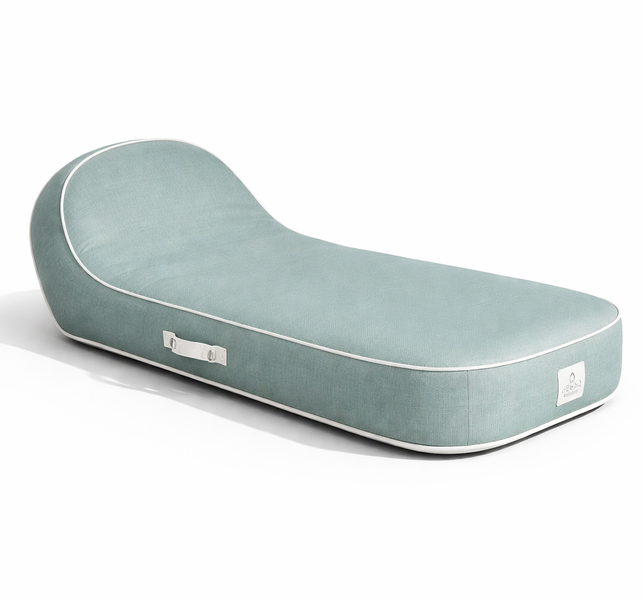 Ergonomische Outdoor-Liege, hellblau mit weißer Paspelierung und Tragegriff.