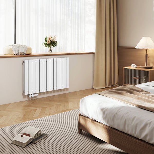 Heller Schlafraum mit Heizkörper, Bett und Nachttisch