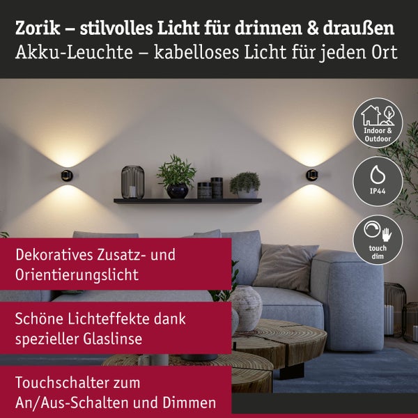 Wohnraum mit zwei Zorik Akku-Leuchten an der Wand und dem Symbol für Innen- und Außenbereich, IP44 und Touch Dimmer.
