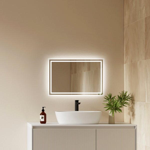 Rechteckiger LED Badezimmerspiegel mit integrierter Beleuchtung über einem Waschbecken mit Unterschrank in einem modern gestalteten Badezimmer.