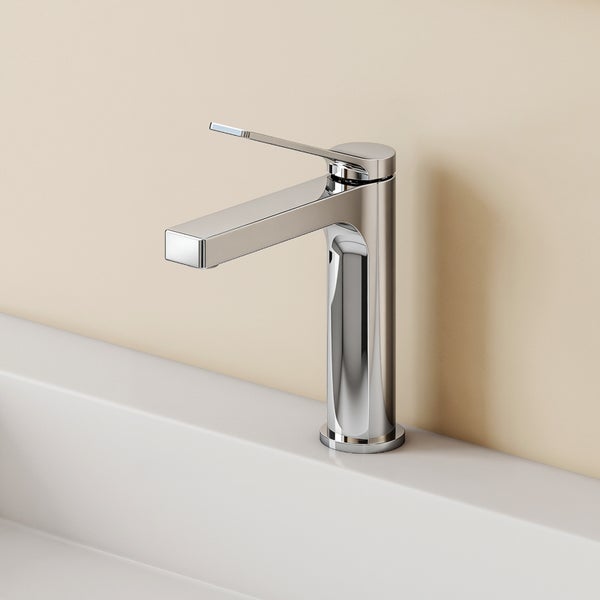 Verchromter Waschtischmischer auf einem Waschbecken
