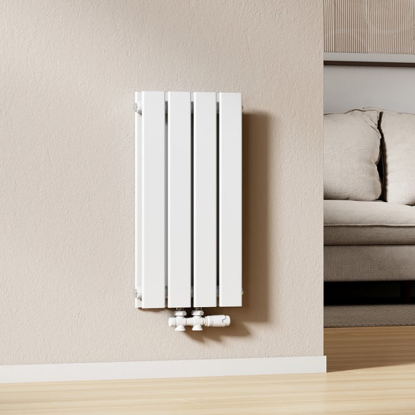 Weißer Heizkörper an einer Wand montiert