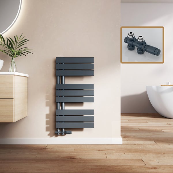 Modernes Badezimmer mit grauem Handtuchwärmer und Thermostatventil