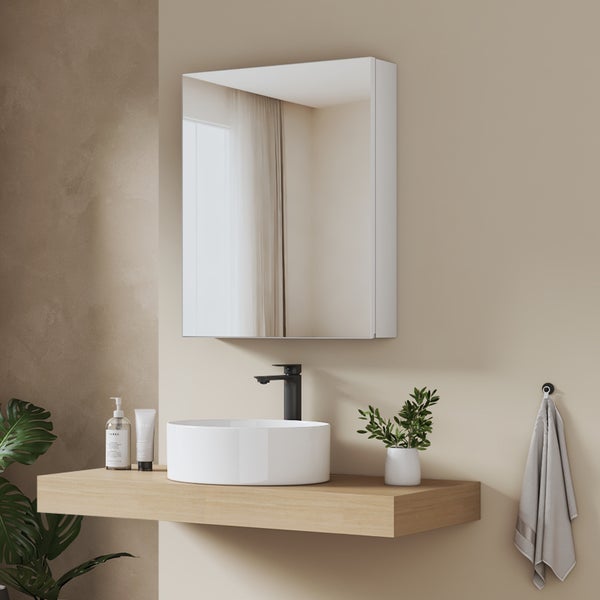 Moderner Spiegelschrank über einem runden Aufsatzwaschbecken mit schwarzer Armatur auf einer Waschtischplatte in Holzoptik.