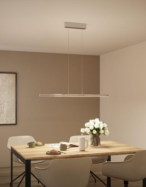 Esszimmer mit Esstisch, Stühlen und einer linearen Pendelleuchte.