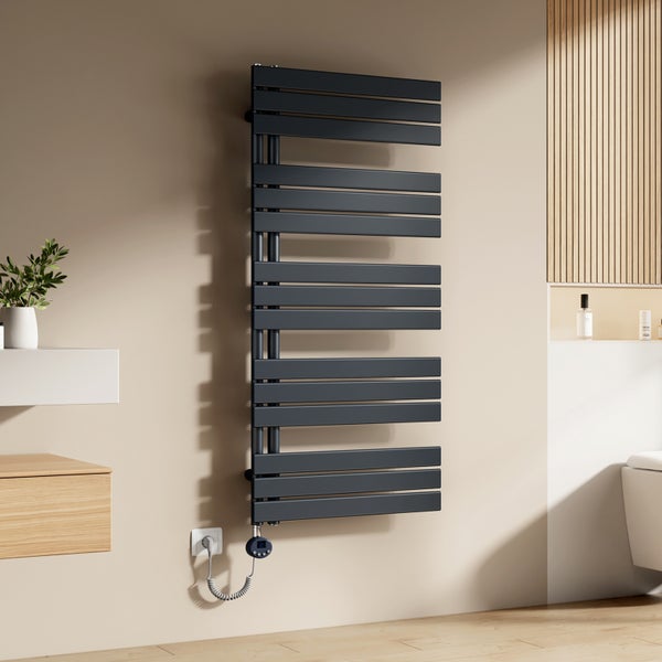 Wandmontierter Handtuchwärmer im Badezimmer