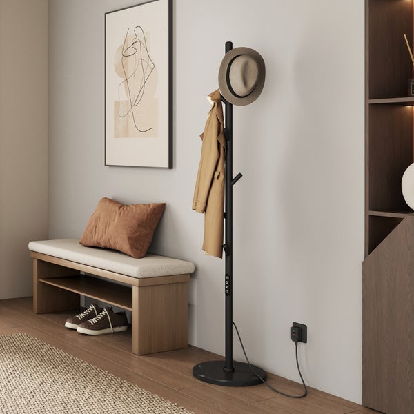 Moderne Garderobe mit Heizfunktion und Haken für Kleidung in einem minimalistischen Flur mit Sitzbank und Wandbild.