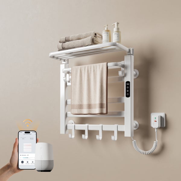Szene mit einem weißen, an der Wand montierten, beheizbaren Handtuchhalter mit Handtüchern und Pflegeprodukten, der über eine App und einen intelligenten Lautsprecher gesteuert wird.