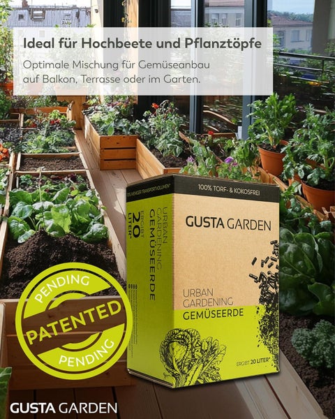 Gusta Garden Urban Gardening torffreie Gemüseerde im 20 Liter Karton auf einem Balkon mit Hochbeeten. Zum Patent angemeldet. Gusta Garden Logo.