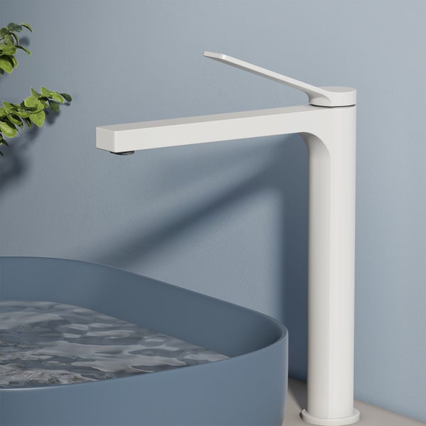 Waschtischarmatur neben einem Waschbecken