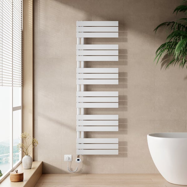 Moderner elektrischer Handtuchheizkörper in Weiß mit flachen horizontalen Streben, montiert in einem hellen, minimalistischen Badezimmer.