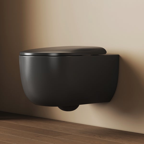 Wand-Tiefspülklosett in Schwarz mit geschlossenem Spülrand und WC-Sitz.