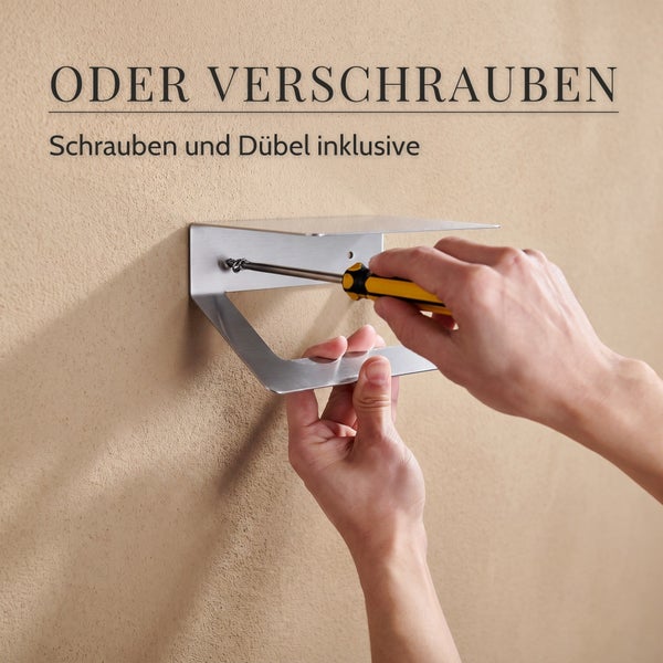 Hände beim Verschrauben eines metallischen Wandregals mit Schrauben und Dübeln an einer Wand mit Schraubendreher.
