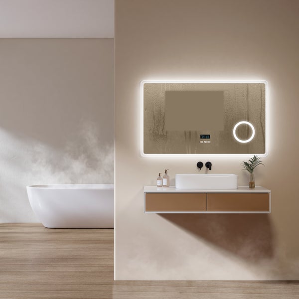 Moderner Badezimmer Spiegel mit LED Beleuchtung und Anti Beschlag Funktion über einem Waschbecken mit Unterschrank in einem hellen Bad.