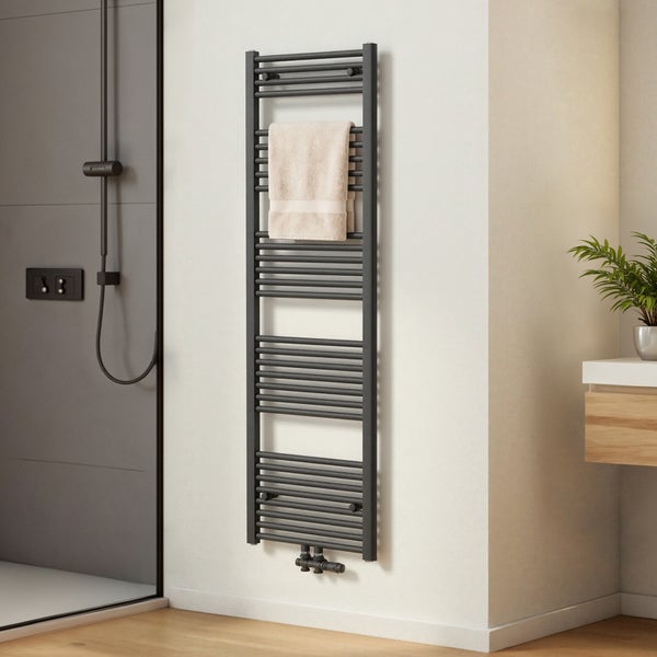 Badezimmer mit Handtuchheizkörper und Handtuch