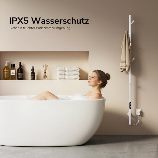 Freistehende Badewanne mit Schaum und beheizter Handtuchhalterung im Badezimmer